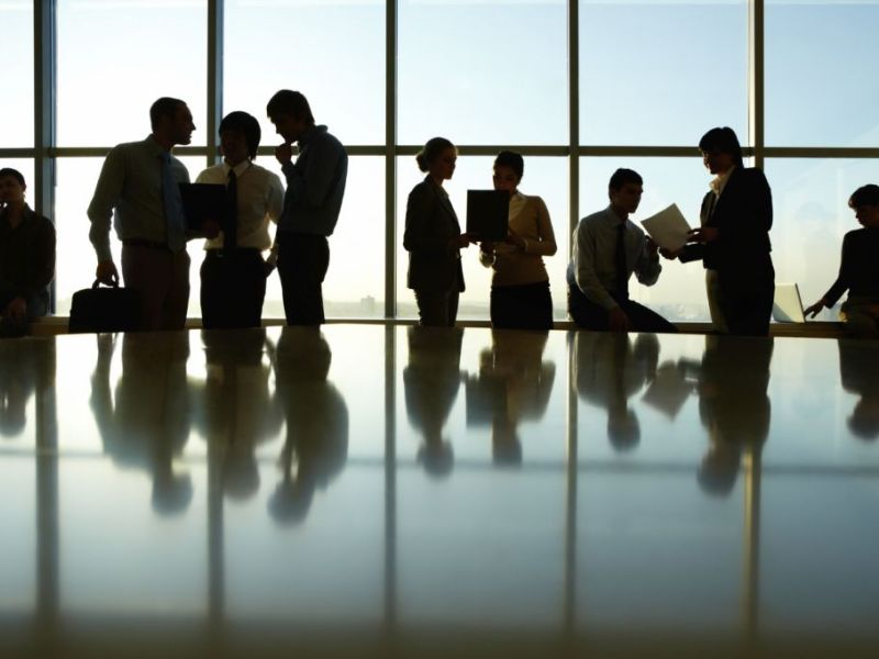 Εικόνα που απεικονίζει άτομα να συνομιλούν και να διαβάζουν