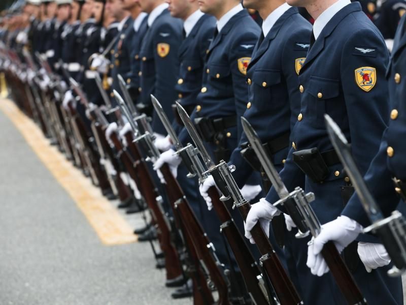 Εικόνα που απεικονίζει ένστολους σε σειρά στοίχισης