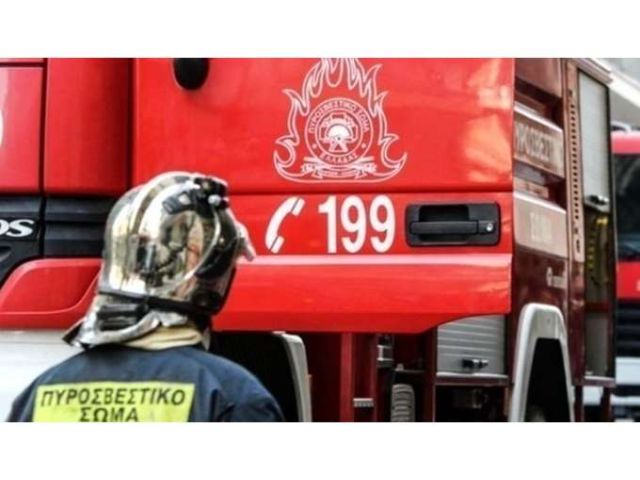 Εικόνα πυροσβέστη που πηγαίνει στο όχημα του