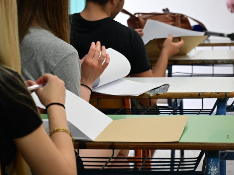 Παιδιά που γράφουν πανελλήνιες