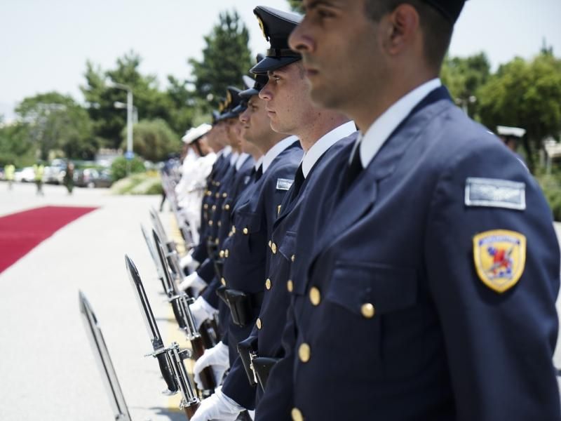 Εικόνα που δείχνει ένοπλους.