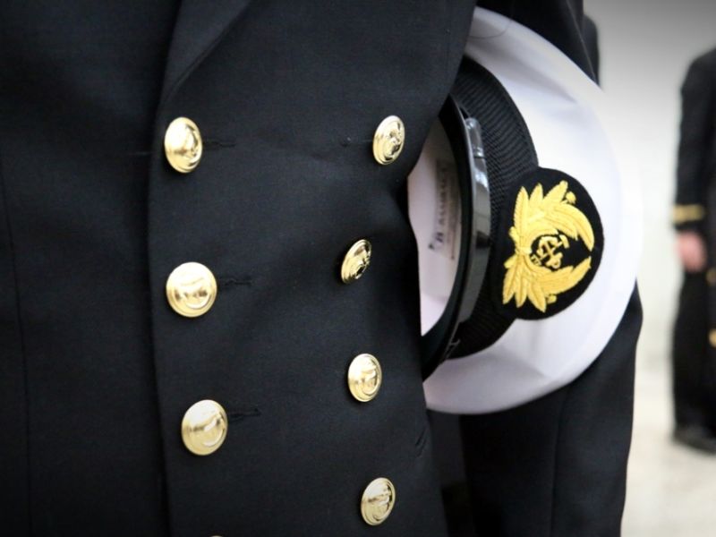 Απεικονίζεται η στολή του εμπορικού ναυτικού