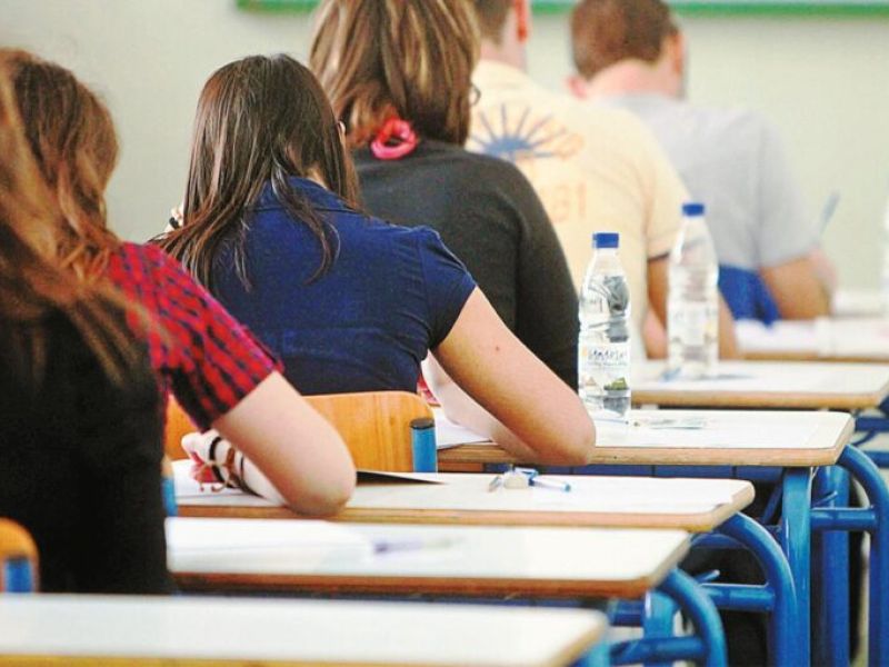 Εικόνα με μαθητές στα θρανία κατά την διάρκεια των εξετάσεων