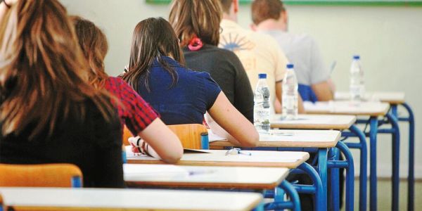 Εικόνα με μαθητές στα θρανία κατά την διάρκεια των εξετάσεων