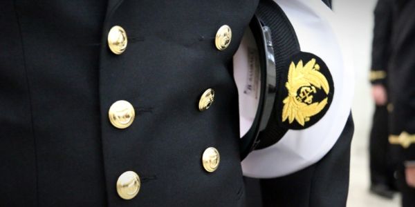 Απεικονίζεται η στολή του εμπορικού ναυτικού